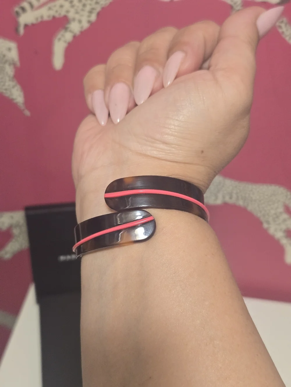 EUC Marc Jacobs Tortoiseshell Resin Logo Headband And Bracelet Set With Box - Picture 5 of 6